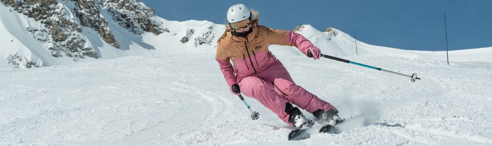 Person carving the piste 